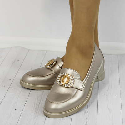 Бежеві шкіряні лофери з металевою брошкою Арка