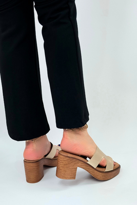 Złote klapki na drewnianym obcasie z platformą 