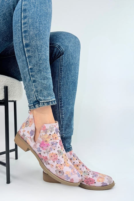Lekkie botki damskie z perforacją w kwiatowy wzór wsuwane