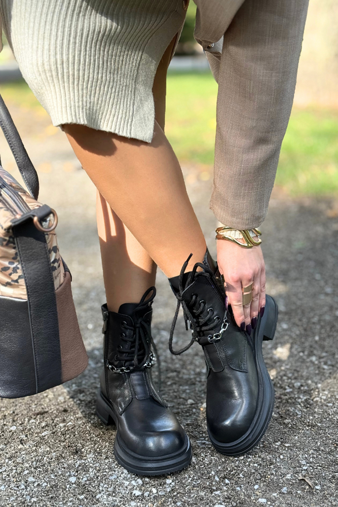 Damskie czarne trapery skórzane z modnym detalem łańcucha