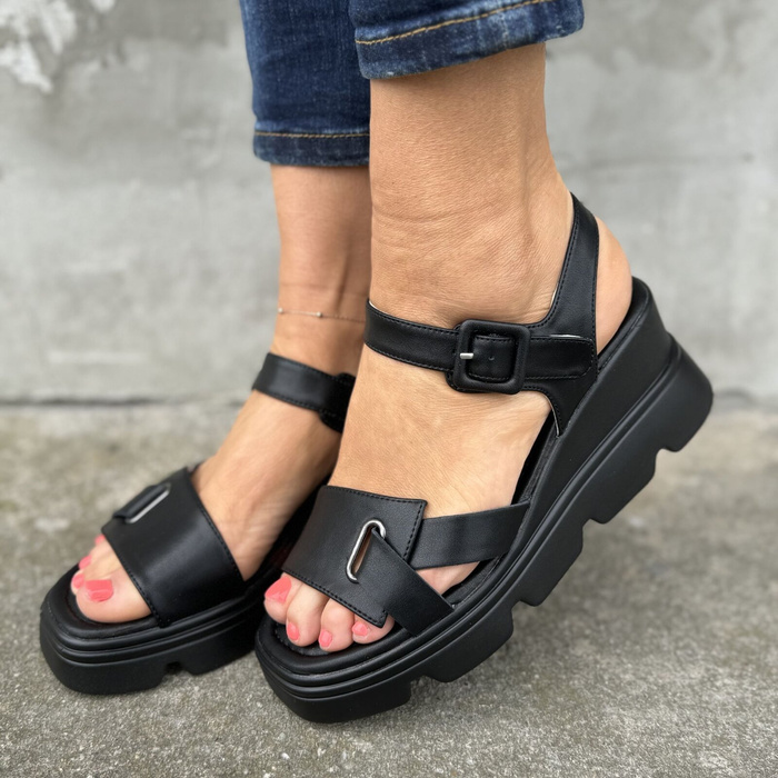 Чорні шкіряні босоніжки на танкетці з платформою Artiker