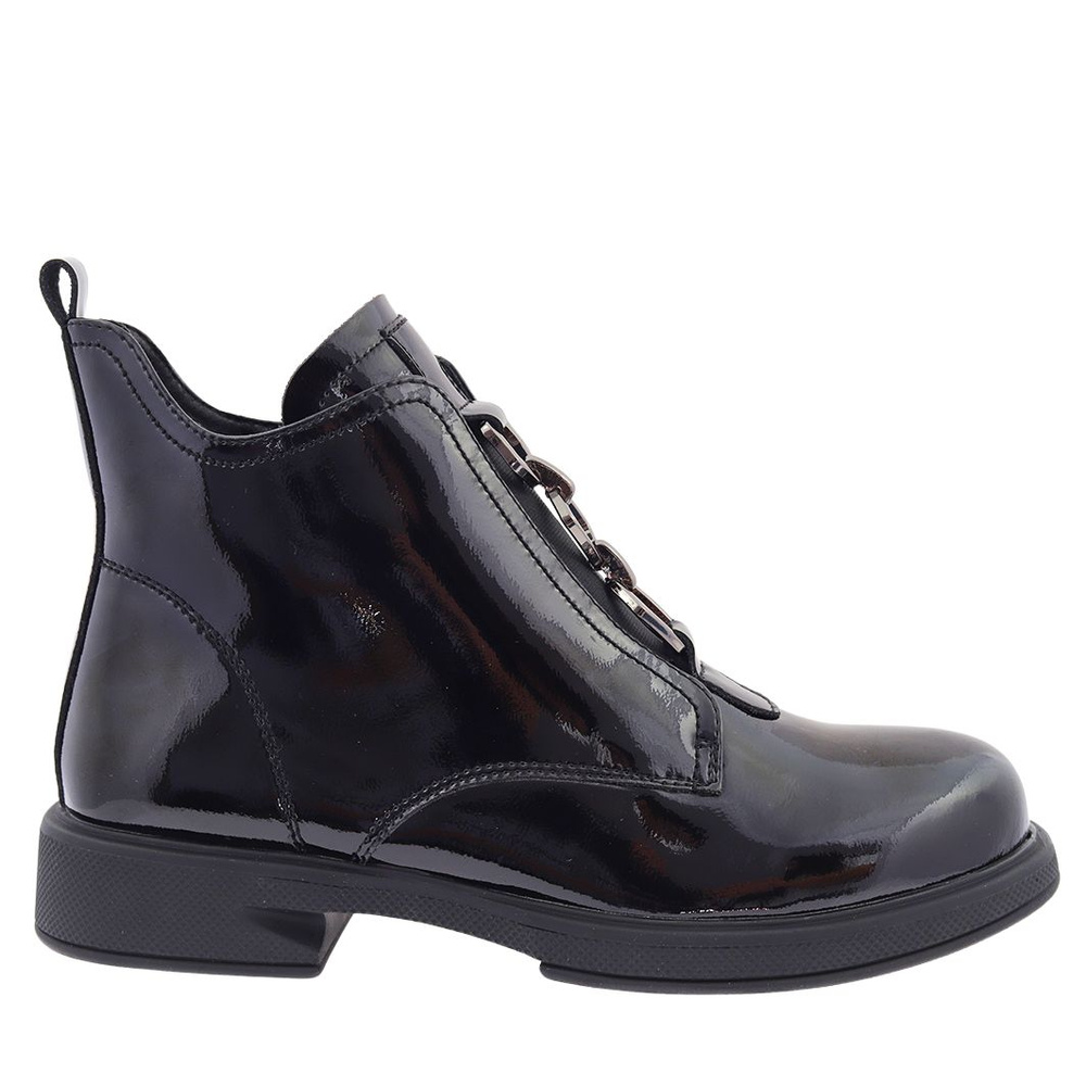 Жіночі лаковані чоботи на плоскому ходу з декором 