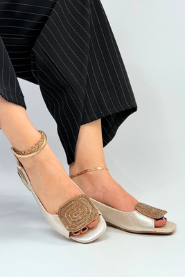 Жіночі бежеві босоніжки з перфорованою колодкою