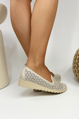 Półbuty damskie ażurowe wsuwane na niskim koturnie beżowe