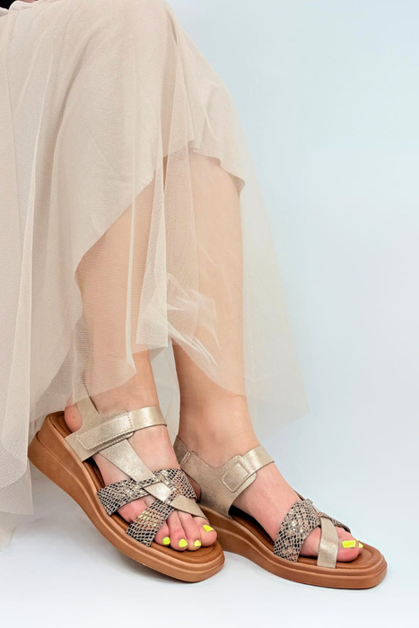 Beżowo złote sandały damskie na platformie z rzepem