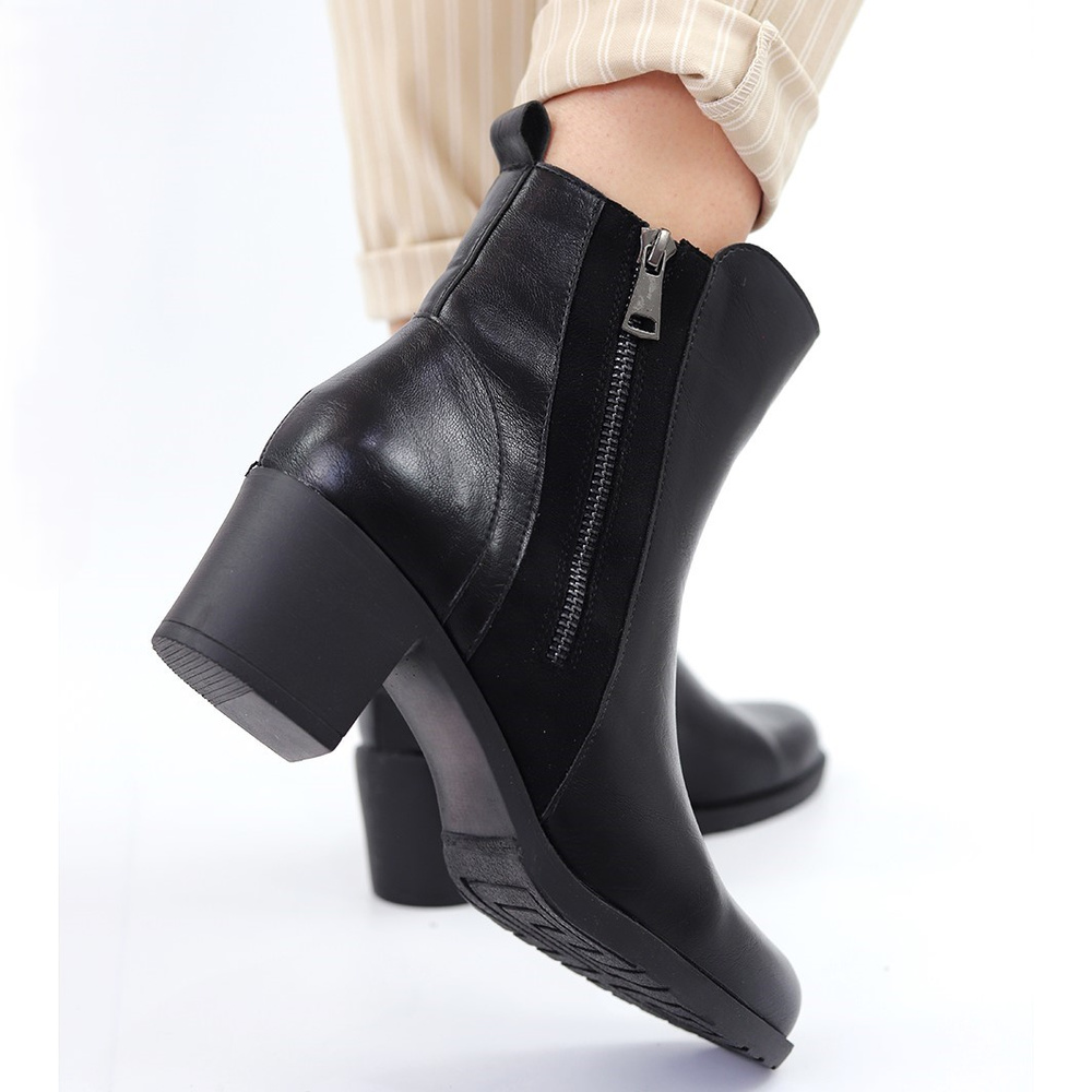 Жіночі чорні утеплені ботильйони M. Daszyński