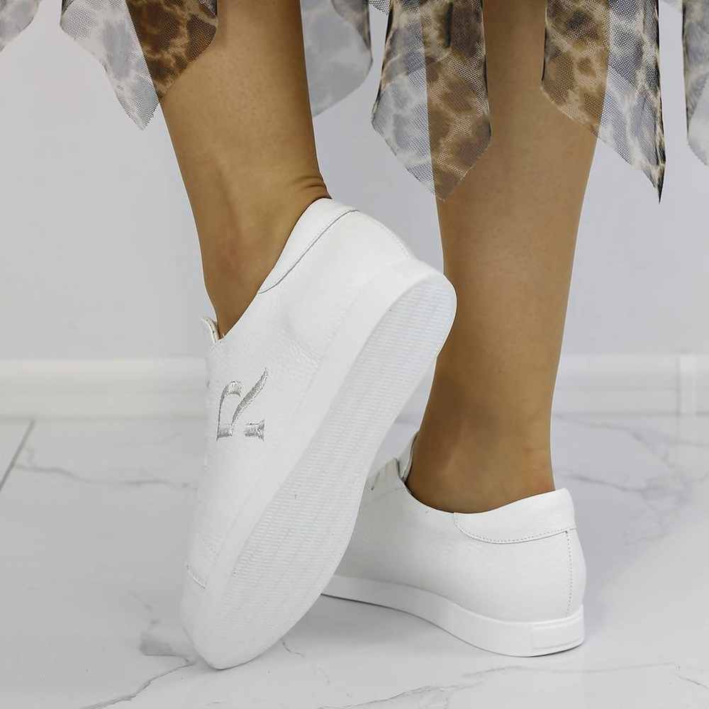 Białe sneakersy damskie ze skóry licowej Ryłko 