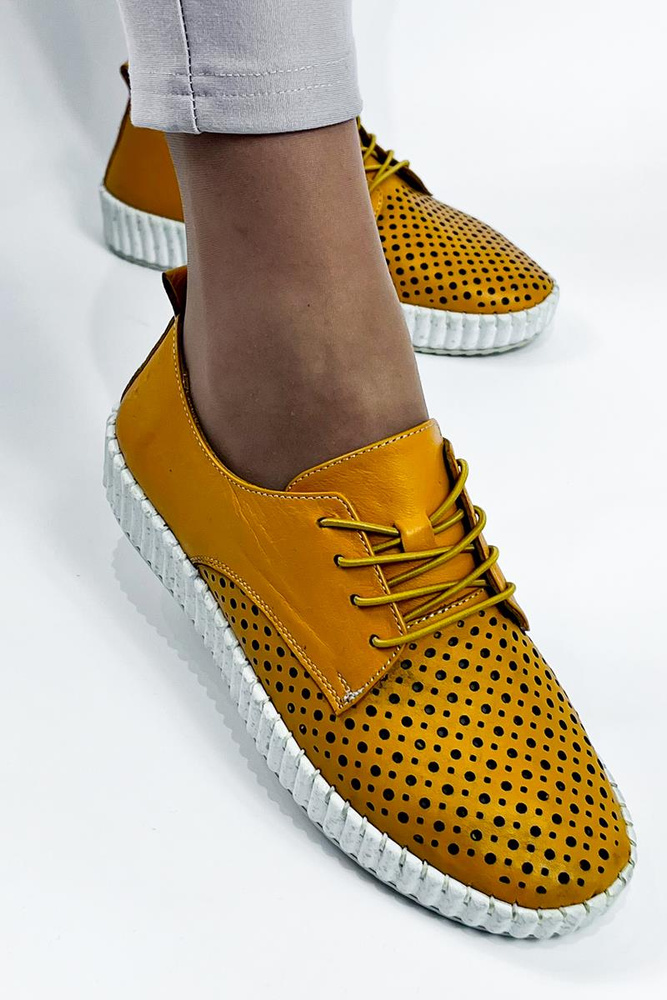 Жіночі жовті ажурні шкіряні туфлі на платформі