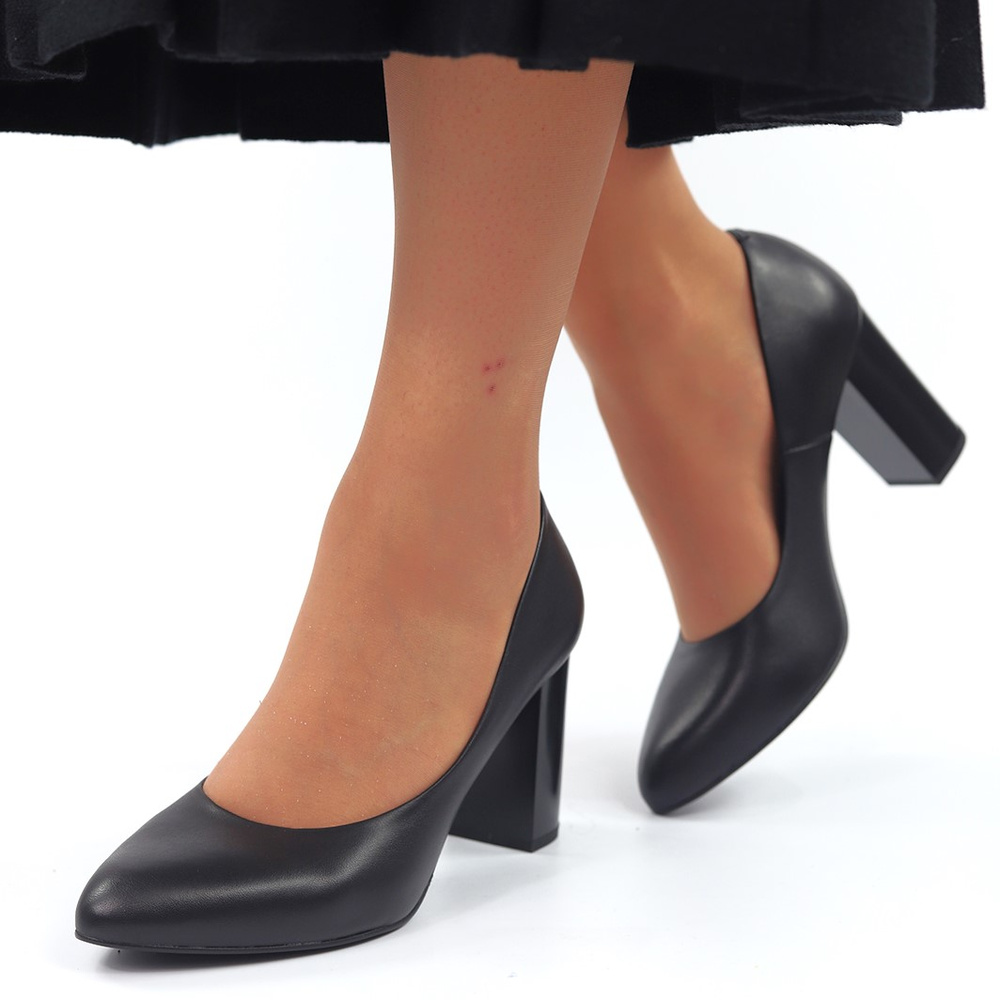 Чорні шкіряні туфлі на каблуці Kaniowski