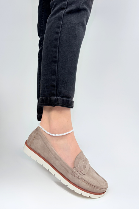 Білі перфоровані туфлі на шнурівці