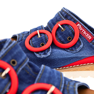 Jeansowe klapki z czerwoną klamerką na koturnie Artiker