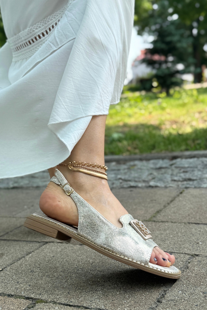 Złote sandały z ozdobną płaskie