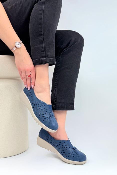 Білі перфоровані туфлі на шнурівці