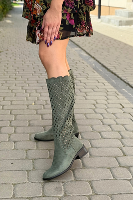 Бежеві ажурні чоботи на низькому каблуці 