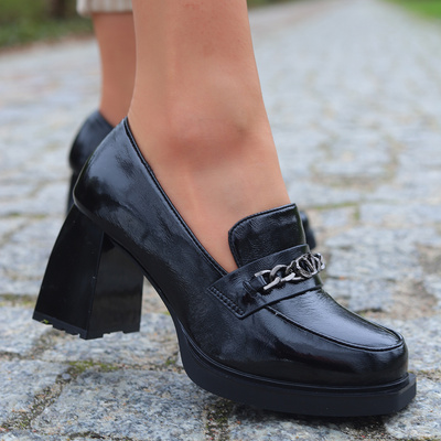 Czarne skórzane lakierowane mokasyny na słupku Vinceza