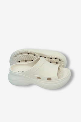 Białe klapki piankowe na platformie 