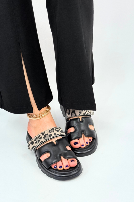 Czarne klapki skórzane z paskiem w panterkę na rzep