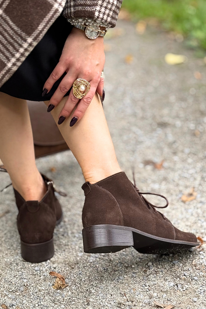 Zamszowe botki czekoladowe na obcasie sznurowane z zamkiem