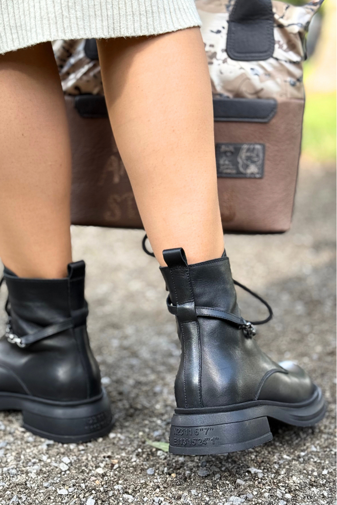 Damskie czarne trapery skórzane z modnym detalem łańcucha