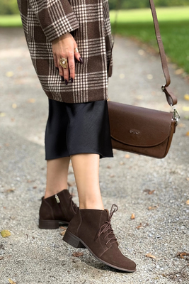 Zamszowe botki czekoladowe na obcasie sznurowane z zamkiem