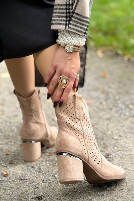 Beżowe zamszowe kowbojki ażurowe na klocku 