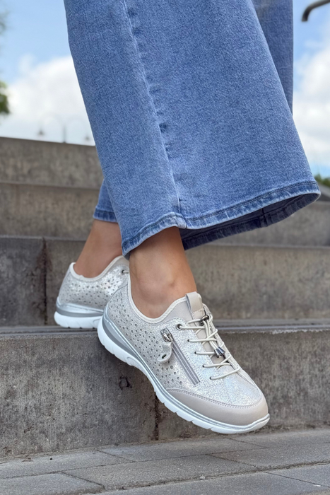 Жіночі білі шкіряні кросівки на платформі