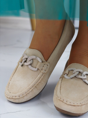Бежеві жіночі замшеві мокасини на ланцюжку від Vinceza 