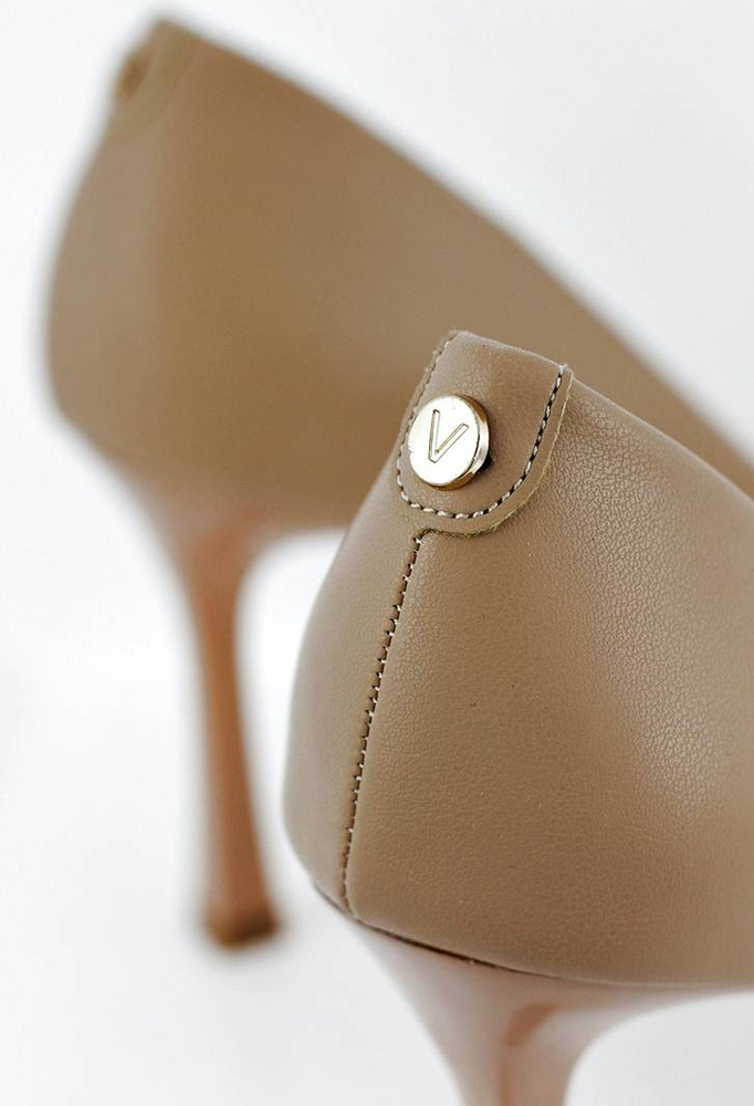 Modne beżowe szpilki damskie Vinceza