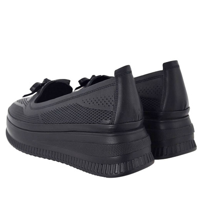 Skórzane półbuty w kolorze czarnym na koturnie Ravini