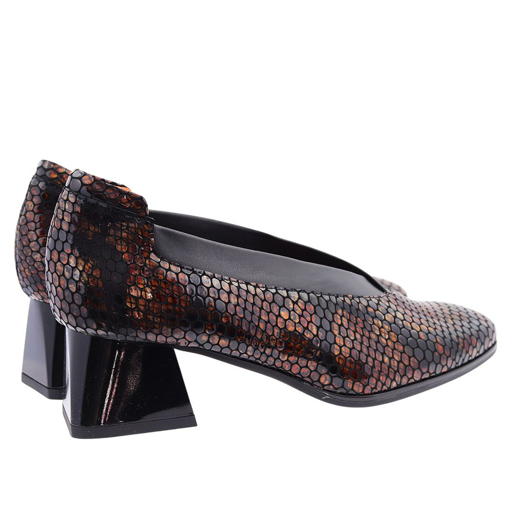 Привертають увагу шкіряні човники з мотивом луски, польсько-коричневі