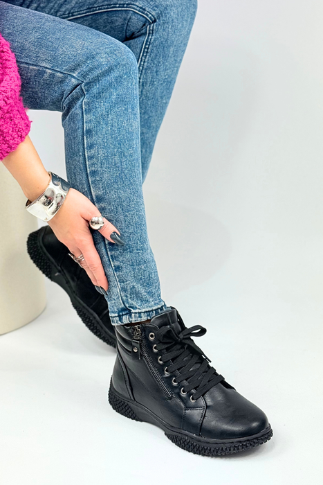 Бежеві жіночі утеплені ботильйони на платформі зі шнурівкою і застібкою