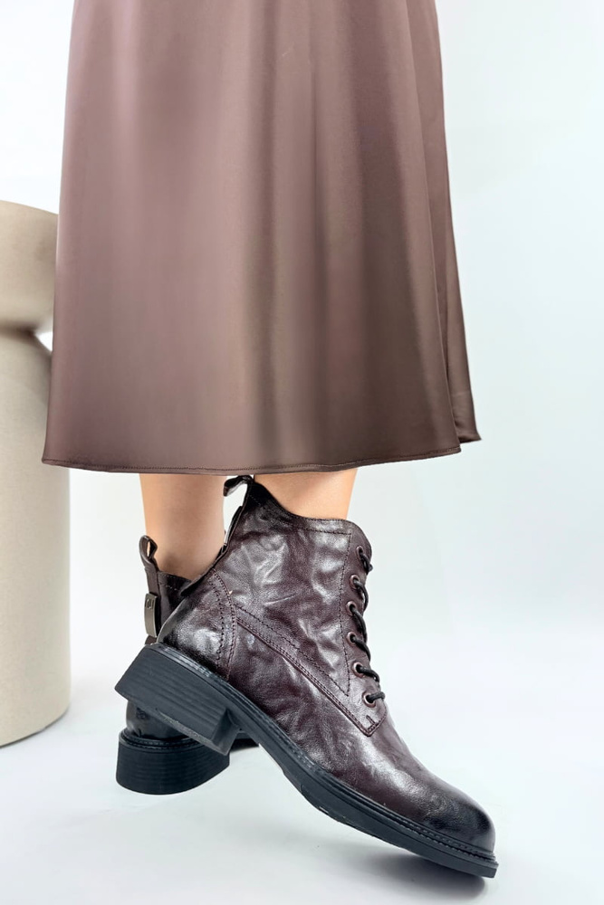 Чорні жіночі шкіряні ботильйони на товстій платформі зі шнурівкою 