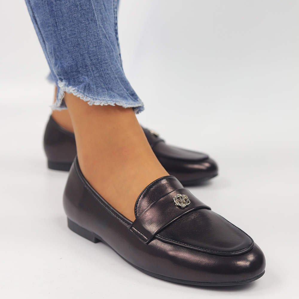 Жіночі чорні лаковані лофери Evento