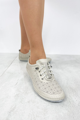 Półbuty ażurowe skórzane w kolorze beżowym