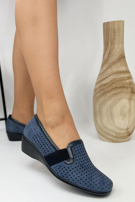 Granatowe półbuty ażurowe na koturnie wsuwane