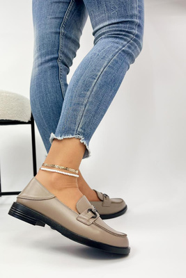 Бежеві шкіряні мокасини без рукавів