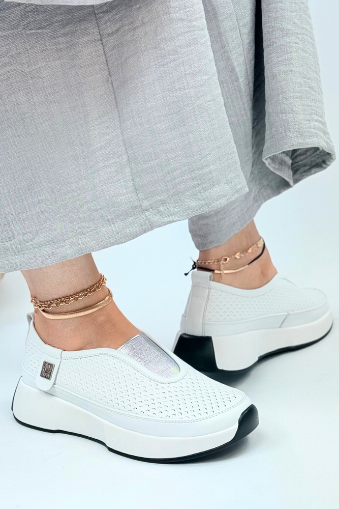 Białe półbuty skórzane perforowane wsuwane z gumką