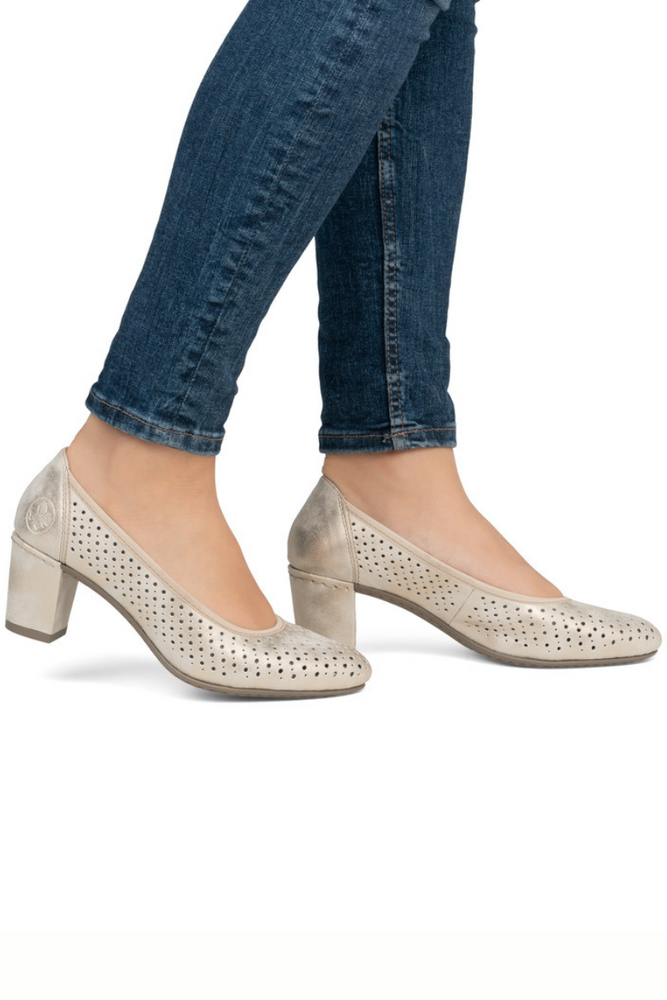 Czółenka beżowe perforowane na klocku Rieker