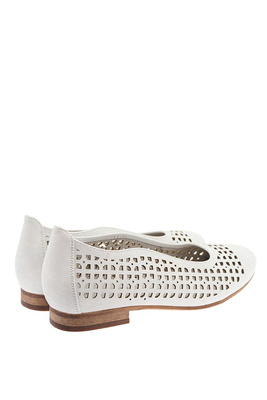 Стильні білі ажурні балетки на невисокому каблуці 