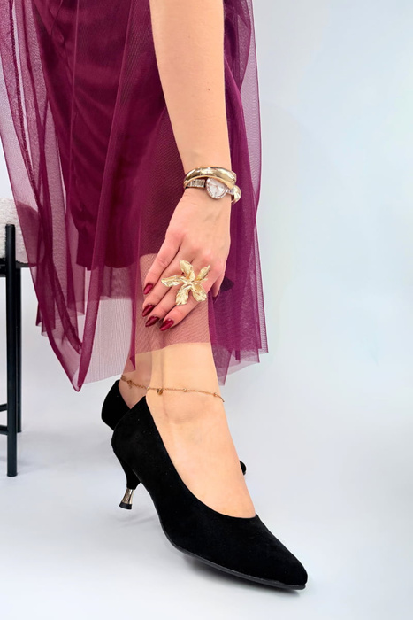 Czółenka damskie zamszowe na niskiej złotej szpilce czarne
