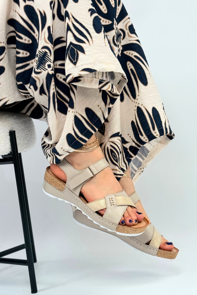 Beżowo złote sandały skórzane na koturnie Wasak