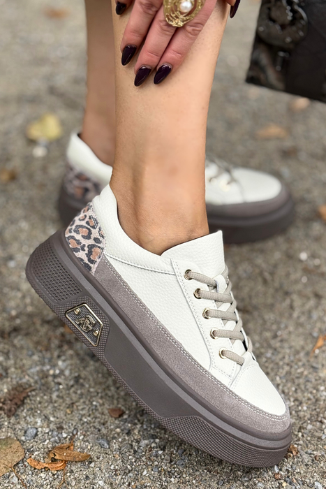 Бежеві шкіряні кросівки на перфорованій танкетці