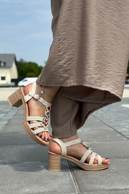 Бежеві шкіряні ажурні босоніжки на липучці