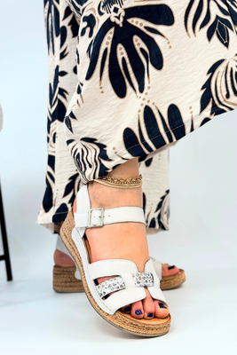 Бежеві поролонові шльопанці з аплікаціями