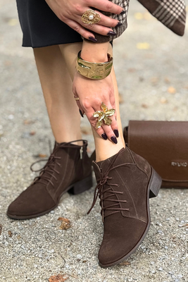 Zamszowe botki czekoladowe na obcasie sznurowane z zamkiem