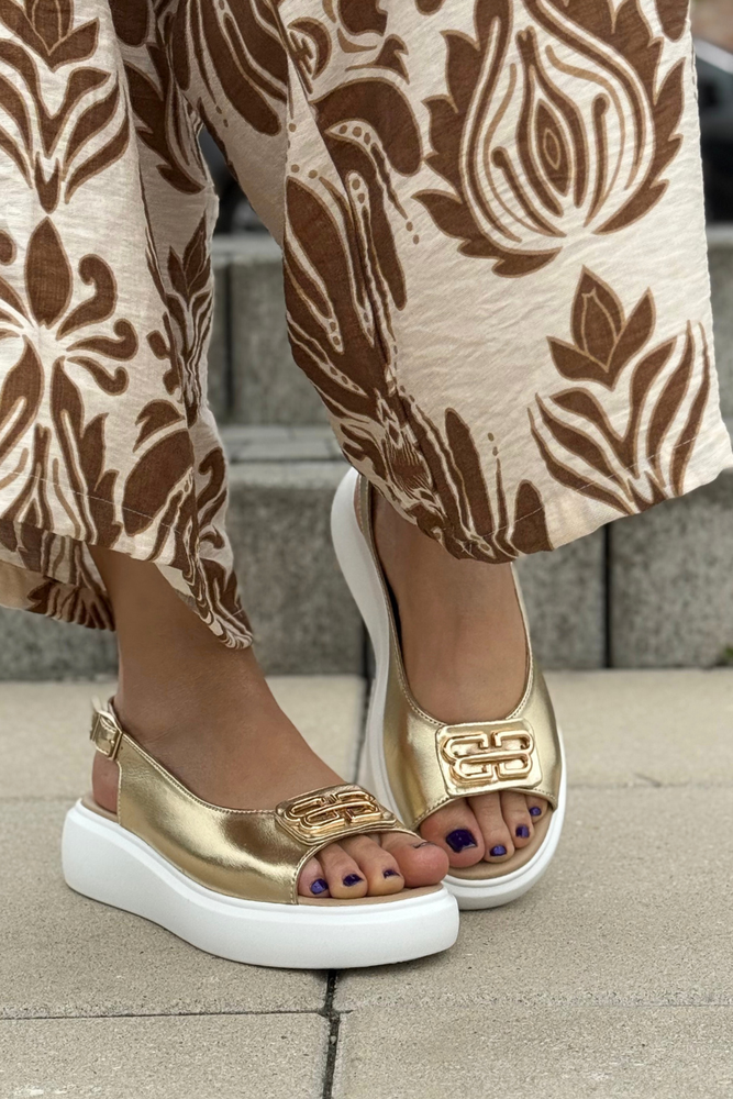 Modne złote skórzane sandały na platformie