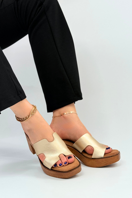 Złote klapki na drewnianym obcasie z platformą 