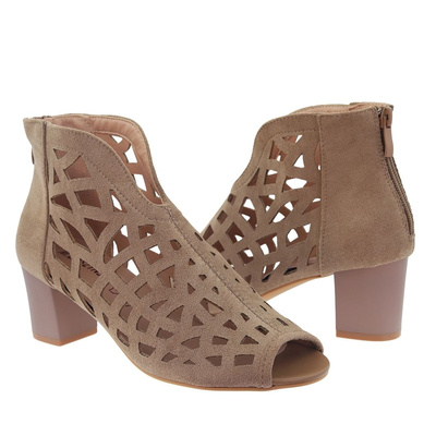 Beżowe ażurowe zamszowe botki na klocku M. Daszyński