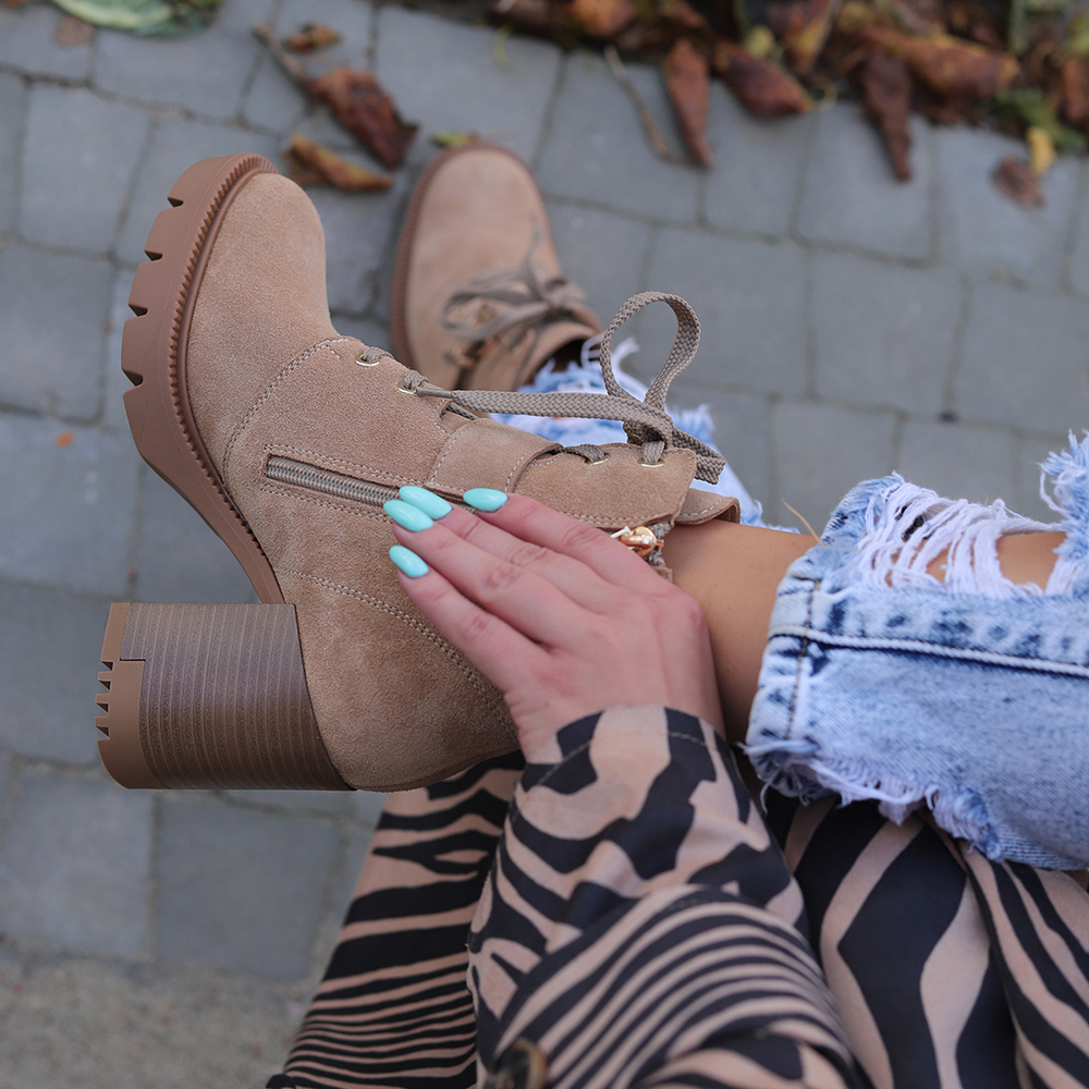 Botki skórzane beżowe na słupku Gamis