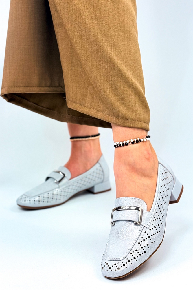 Modne mokasyny srebrne ażurowe z ozdobną klamerką 